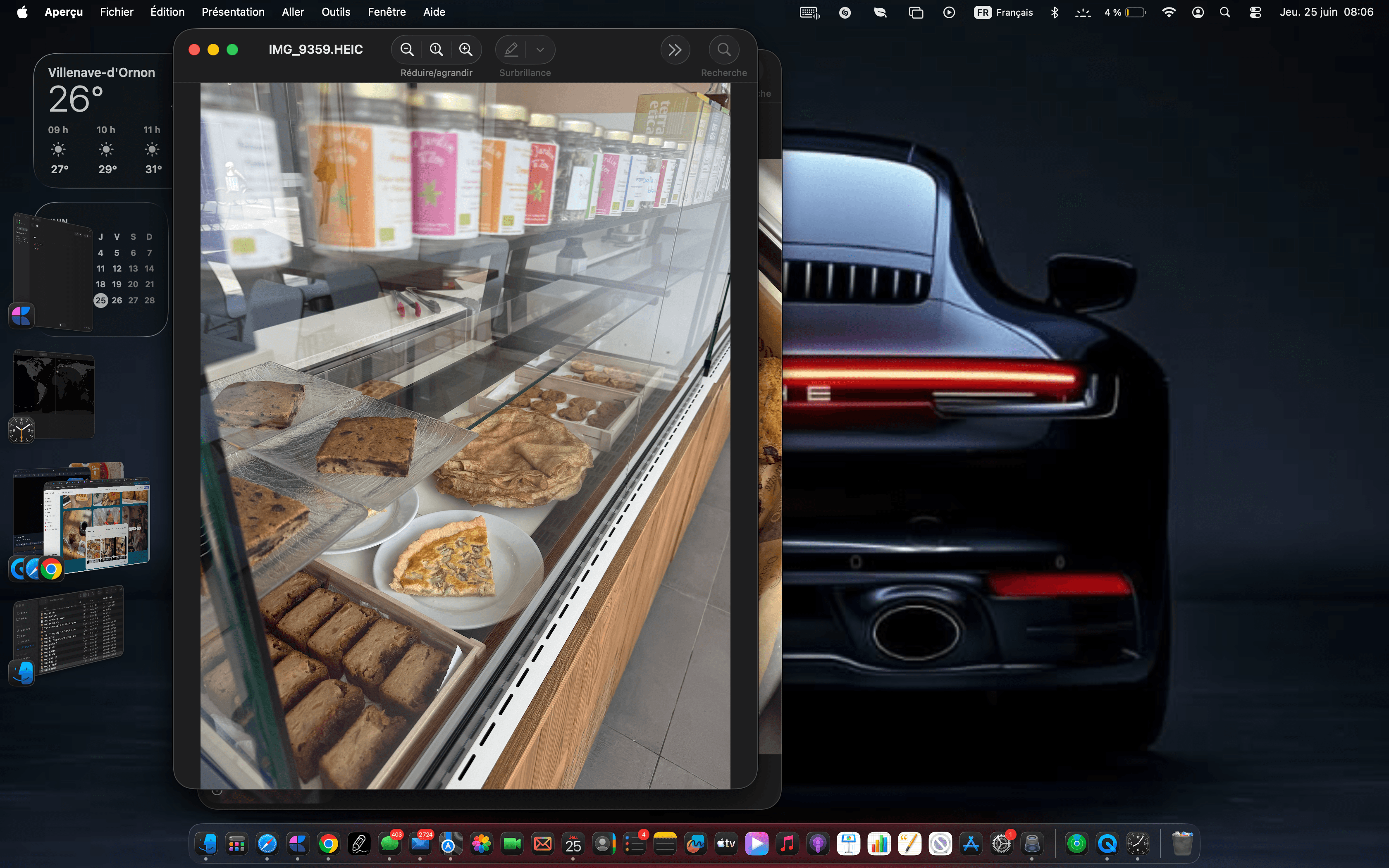 Bureau d'ordinateur affichant une vitrine de pâtisseries sur un fond d'écran Porsche.